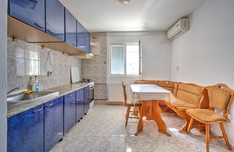 Iancului, metrou 3 min., apartament 2 camere decomandat.