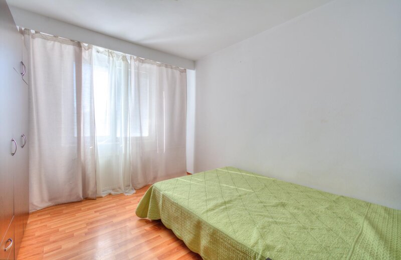 Iancului, metrou 3 min., apartament 2 camere decomandat.