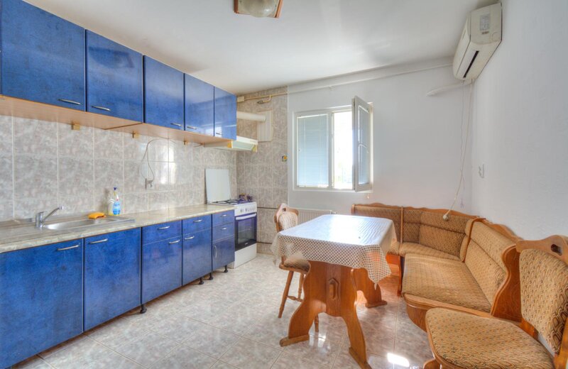 Iancului, metrou 3 min., apartament 2 camere decomandat.